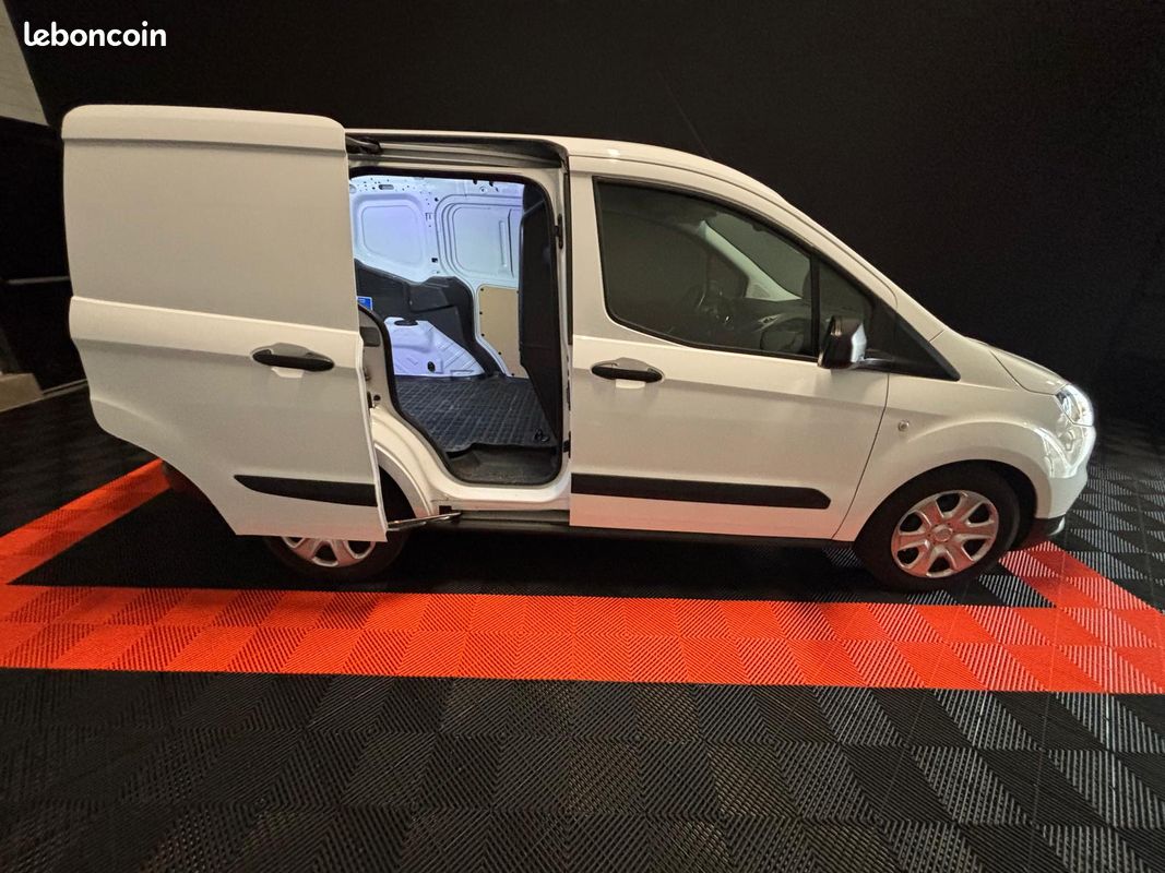 FORD TRANSIT COURIER FOURGON 1.0 AMBIENTE 100 TVA RECUPERABLE Clim Kit main libre (image 24)