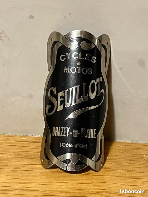 Plaque de Velo Cycles ASTRA à Dijon - Old Bike Head Badge