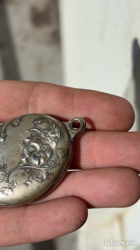 Pendentif Ancien – Boîte En Métal, Fin Vintage, Bijou De Collection