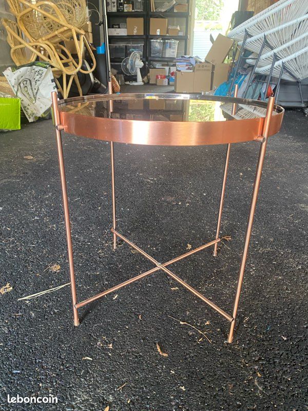 Table d’appoint doré en métal (image 1)