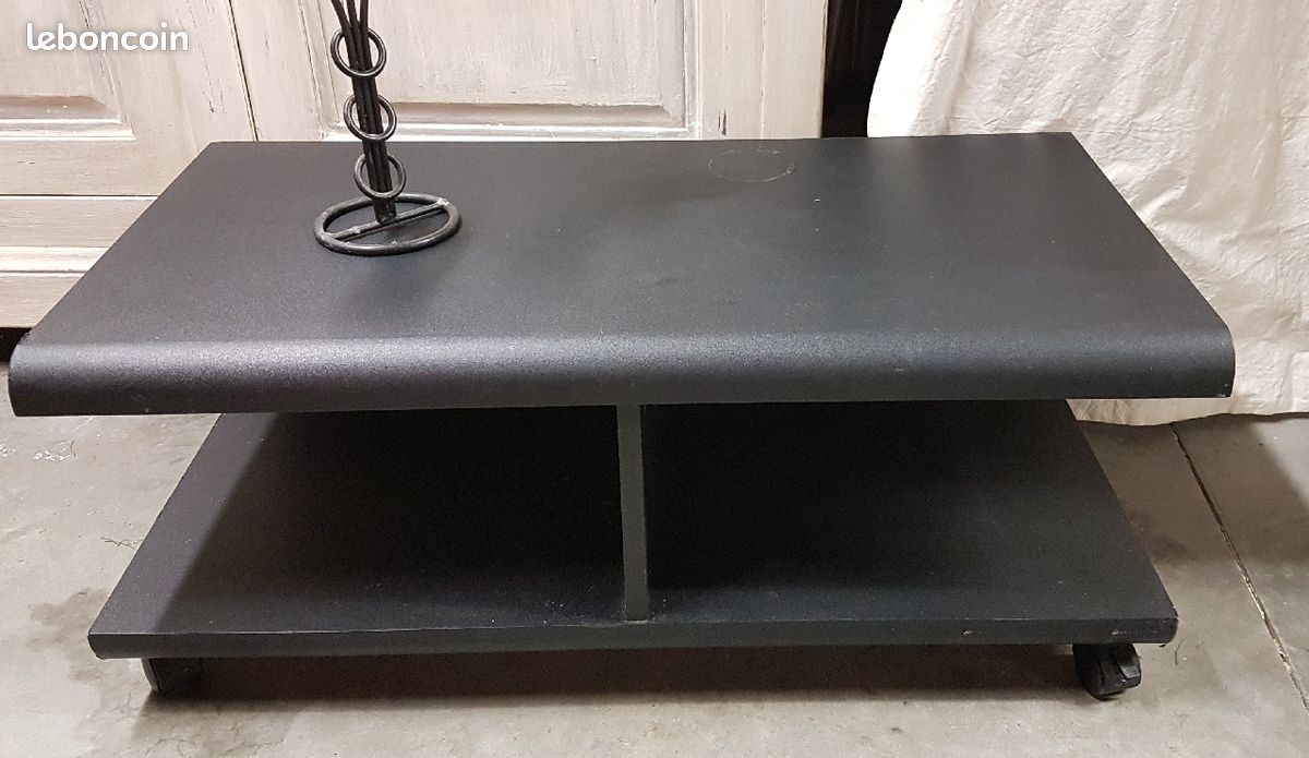 Table basse plastique à roulettes (image 1)