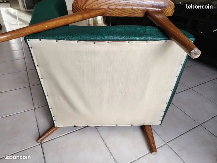 Fauteuil vintage style scandinave des années 60/70, structure en bois massif et assise/dossier en skaï vert (image 9)
