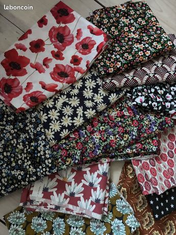 Coupon De Tissu Liberty Petites Fleurs Rouges Sur Coton - 73 X 73 Cm - Fabriqué En France