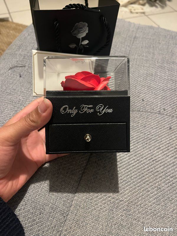 Coffret cadeau rose éternelle et collier (image 5)