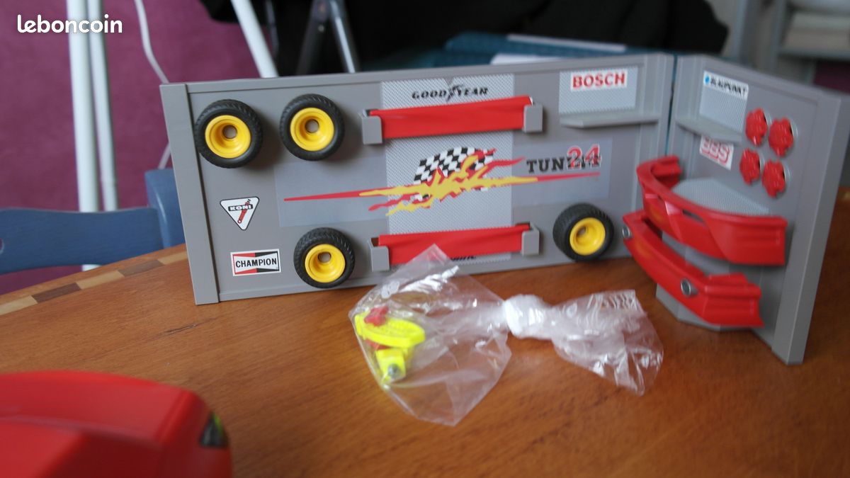 Voiture tuning playmobil avec présentoir garage manque le pare brise et quelques outils (image 2)