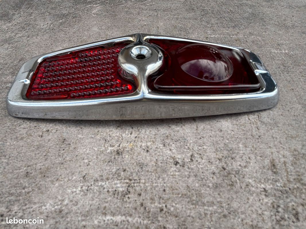 Cabochon En Verre Rouge Pour Peugeot 203 - Marque Labinal, Arrière, Occasion Proche Du Neuf