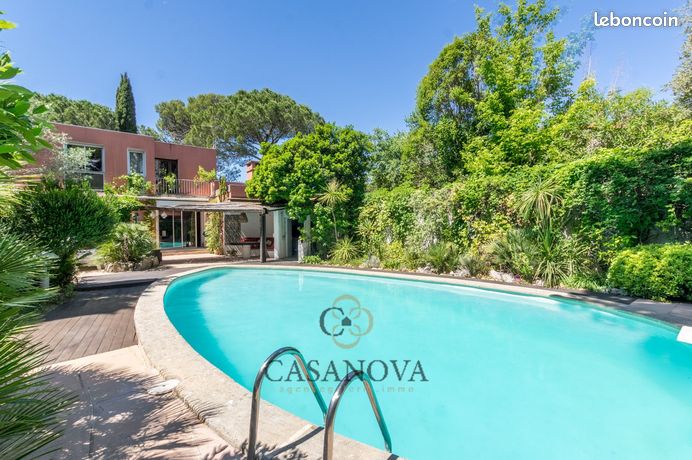 Villa 10 pièces 245 m² — 1