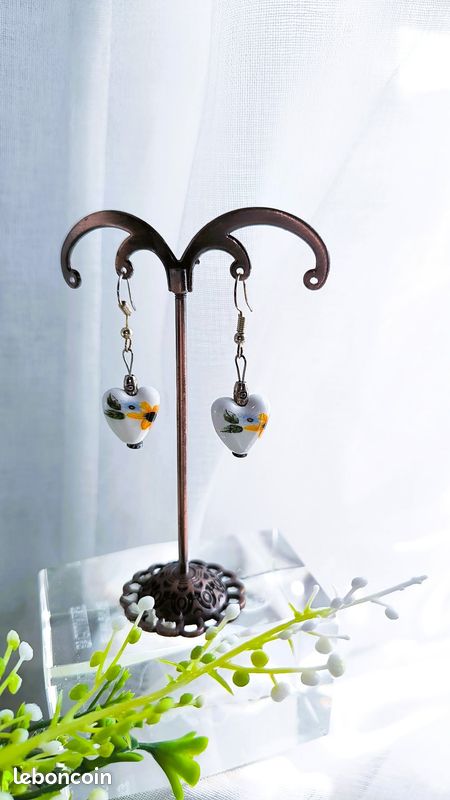 Boucles d'oreilles originales- forme coeur céramique- dessin tournesol-Artisanat (image 2)
