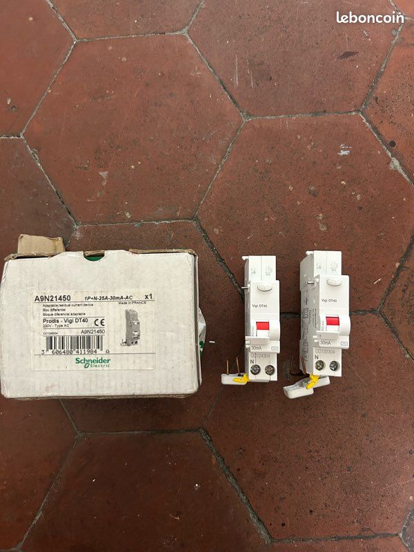 Lot matériel électrique Schneider / Legrand disjoncteurs chantier tableau (image 10)