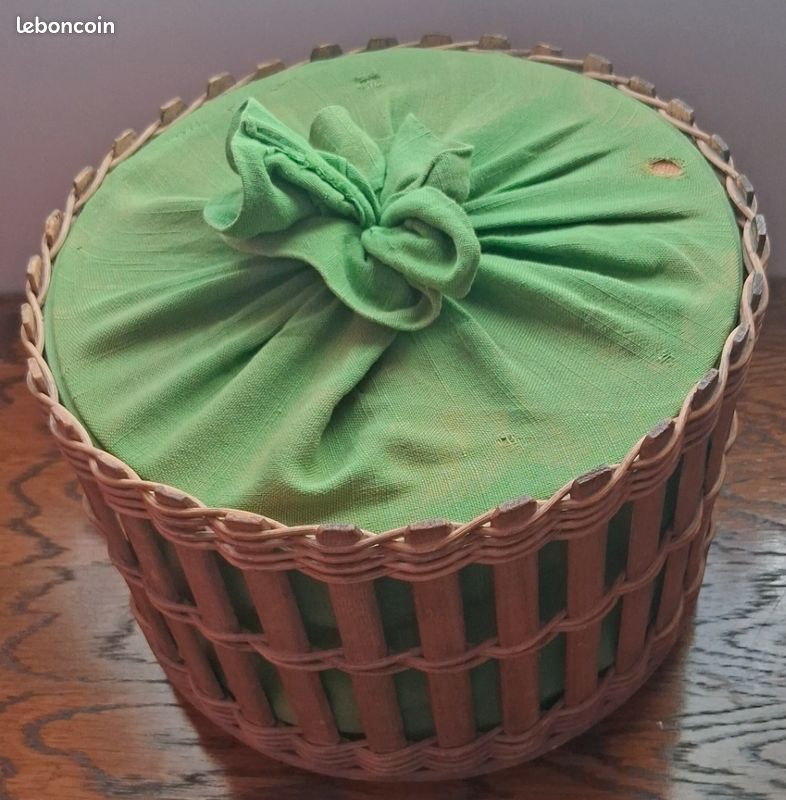 Corbeille à couture en osier 1975, couvercle couvert tissu vert (image 1)