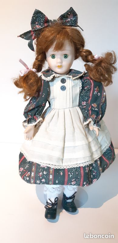 POUPEE DE COLLECTION SUR COUSSIN NEUVE