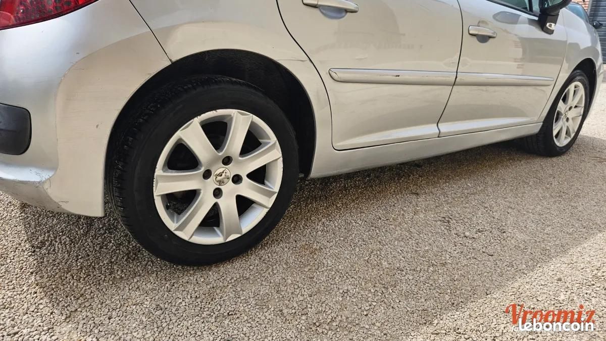 Peugeot 207 1.6 hdi 110 cv POUR EXPORT 5 portes "Embrayage + distribution + amortisseurs remplacées" (image 12)