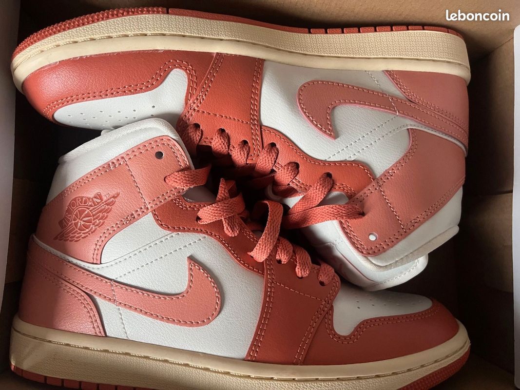 Baskets Streetwear Lifestyle WMNS Nike Air Jordan 1 Mid Madder Root Taille 7.5 38,5 Neuf (image 2)