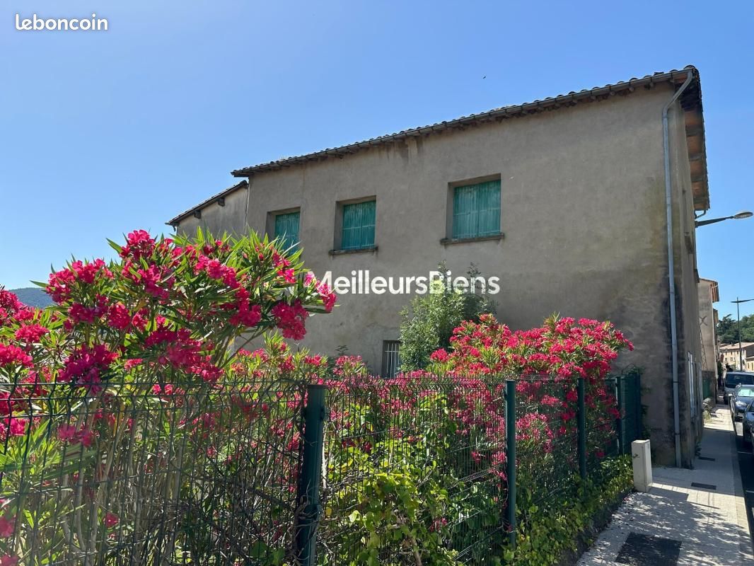 Immeuble 9 pièces 204 m² · à Le Bousquet-d'Orb · 204 m² · 24 900 €
