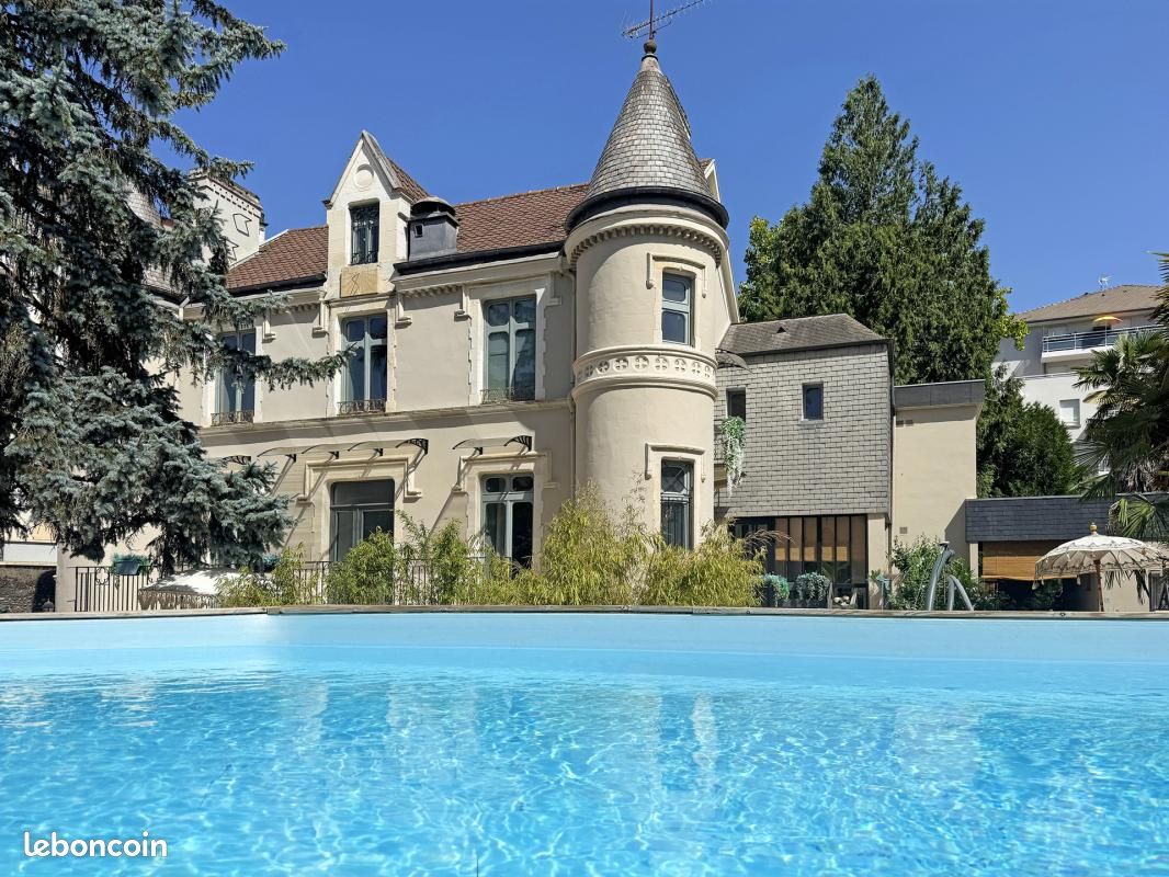 Maison 15 pièces 395 m² · à Pau · 395 m² · 842 000 €