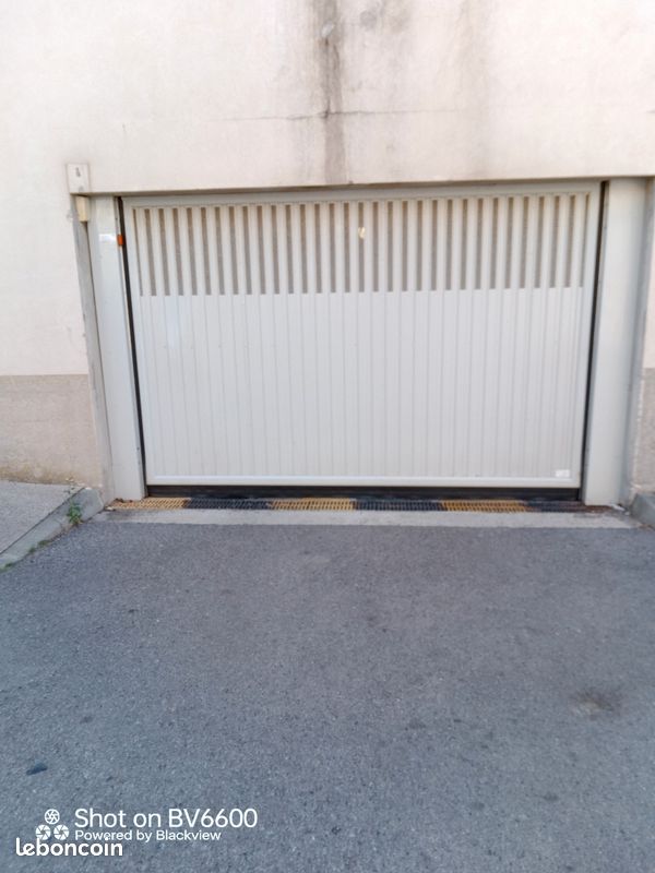 Garage/box · à Gigean · 120 €