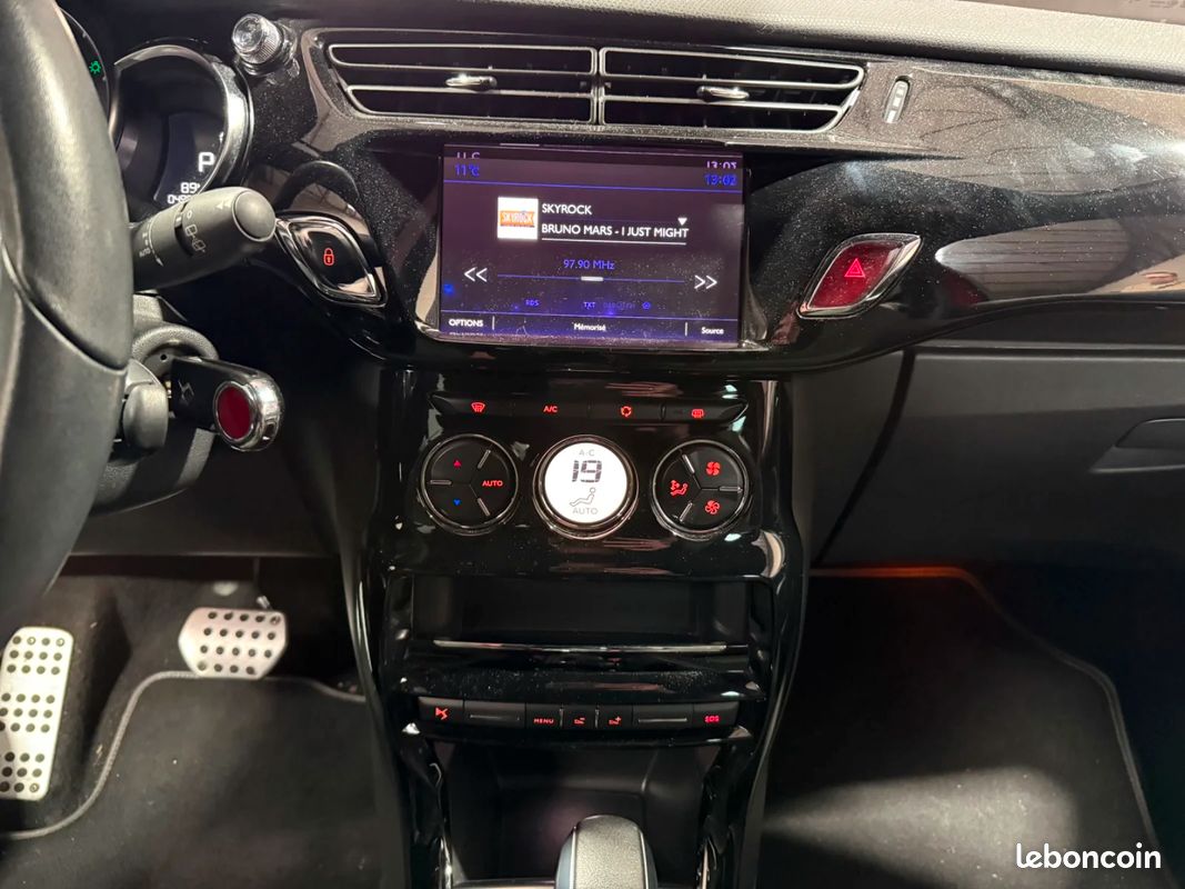 DS DS 3 1.2 110 cv Sport Chic / BOITE AUTOMATIQUE / DISTRIBUTION OK / SIÈGES CHAUFFANTS / BLUETOOTH (image 29)