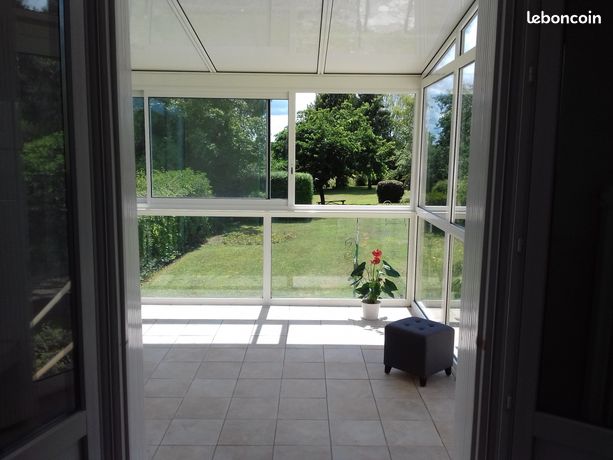 Maison en pierre vue sur etang
