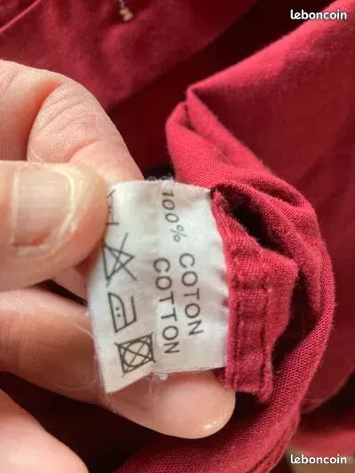 Un homme avec une étiquette de nom sur sa poitrine porte une chemise