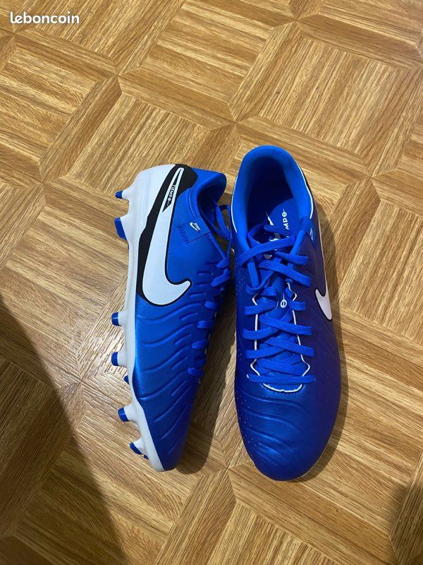 Crampons Nike Tiempo taille 44 Sport Plein air