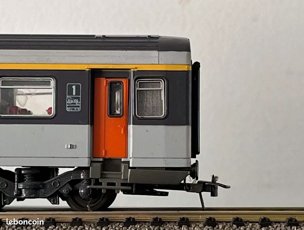 Roco HO 45381.1 - Voiture Voyageurs 1ère Classe Corail 910-6 - Occasion