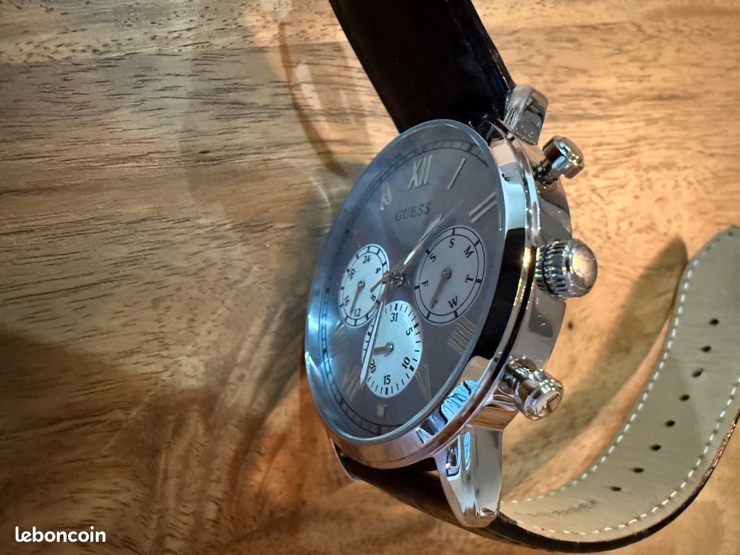 Montre Guess Femme à Réviser Ou Pour Pièces - Modèle Bracelet - Rétro Chic
