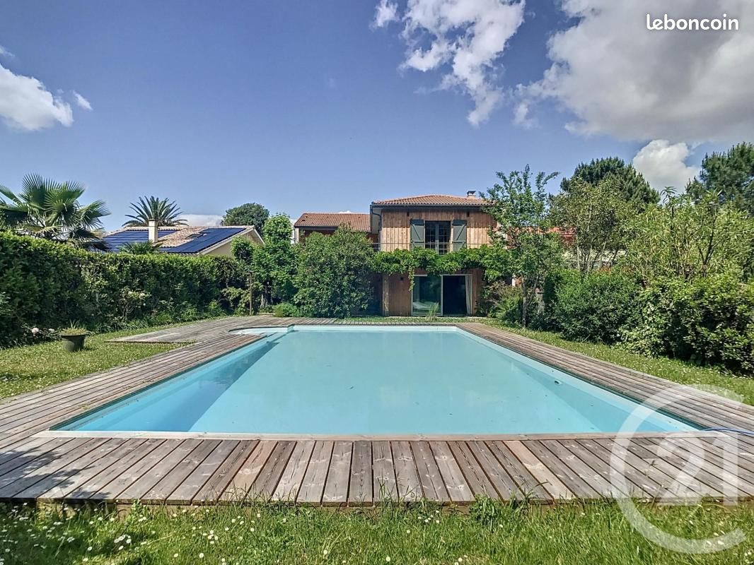 Maison familiale rénovée avec jardin paysager 1500m²