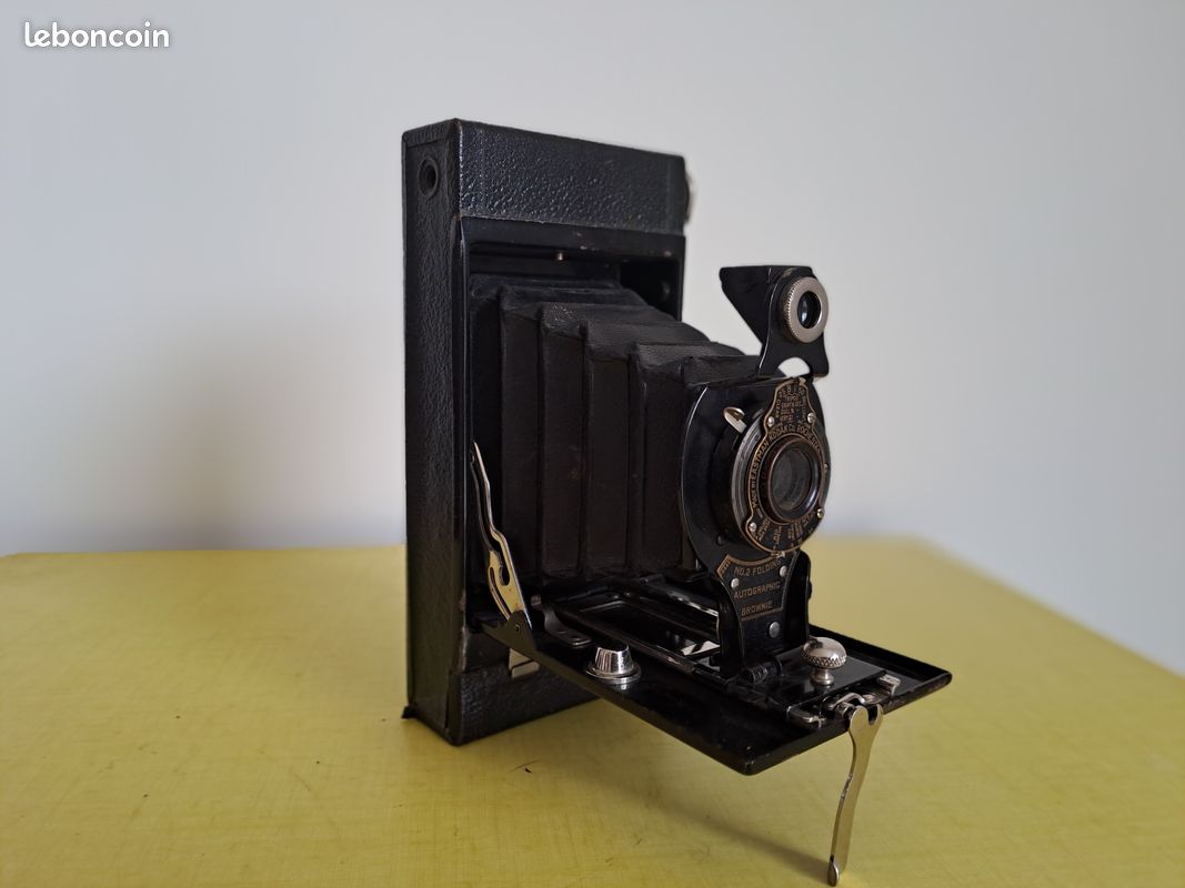 Appareil photo Kodak Brownie No2 : modèle vintage des années 20 à
