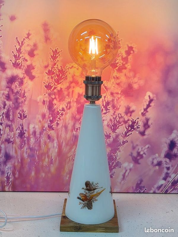 Lampe à poser upcycling cône opaline faisans industriel (image 1)