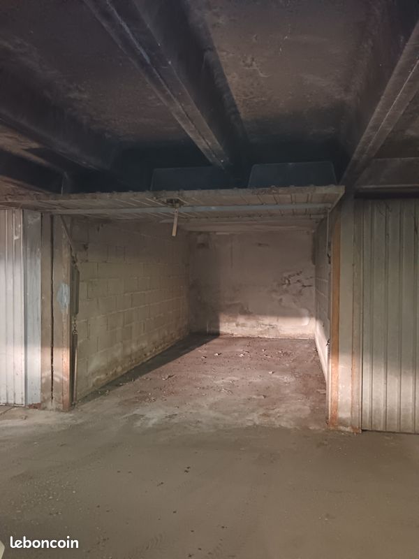 Garage box · à Vaulx-en-Velin · 8 650 €