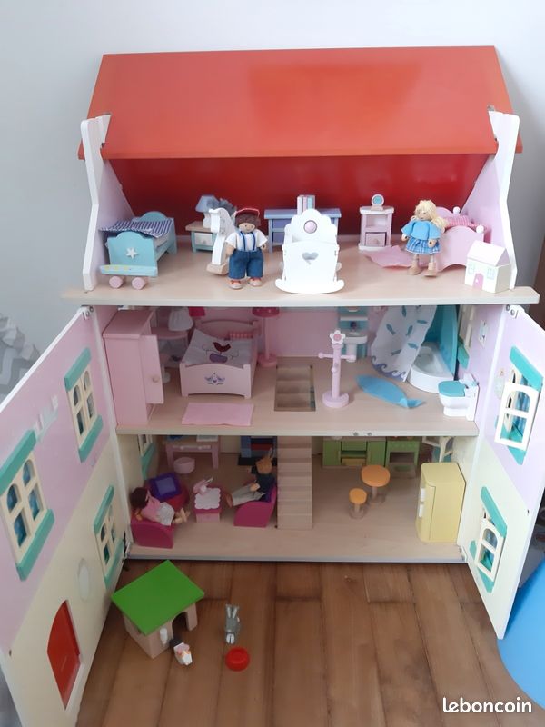 Maison de poupée / Barbie, toy van.
Marque Toy Van.
Taille hauteur 66cm, longueur 61cm, largeur 34cm.
Voir photos (image 2)