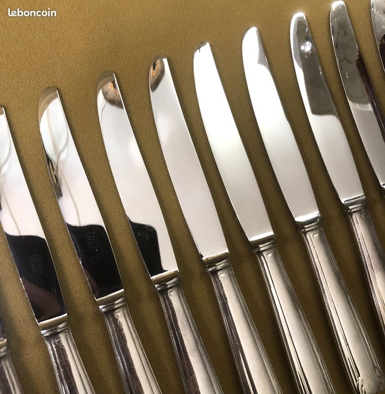 12 Couteaux à entremet en métal argenté Christofle modèle Boréal