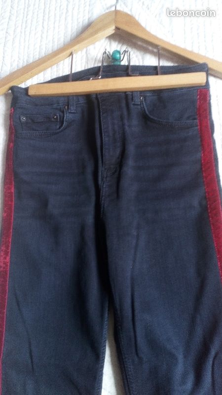 Jean Skinny taille haute noir avec bande rouge sur les côtés (image 1)