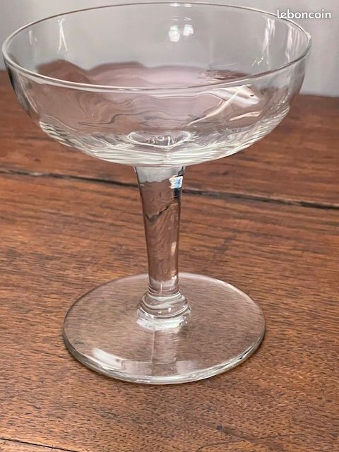 Coupe à champagne ancienne en verre soufflé (image 2)