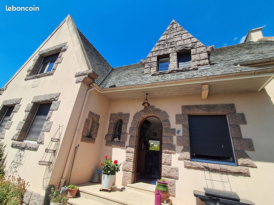 Maison 8 pièces 235 m² · à Saint-Julien-du-Sault · 235 m² · 385 000 €
