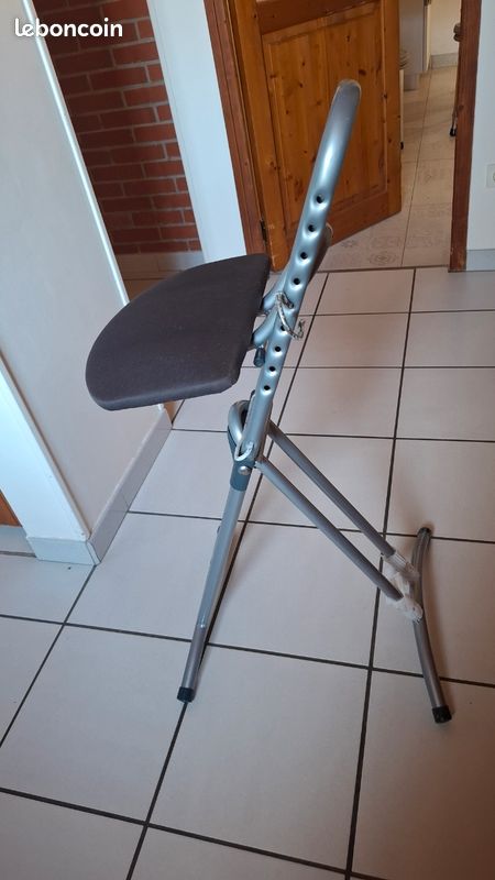 Tabouret de repassage pliable et réglable en hauteur (image 1)