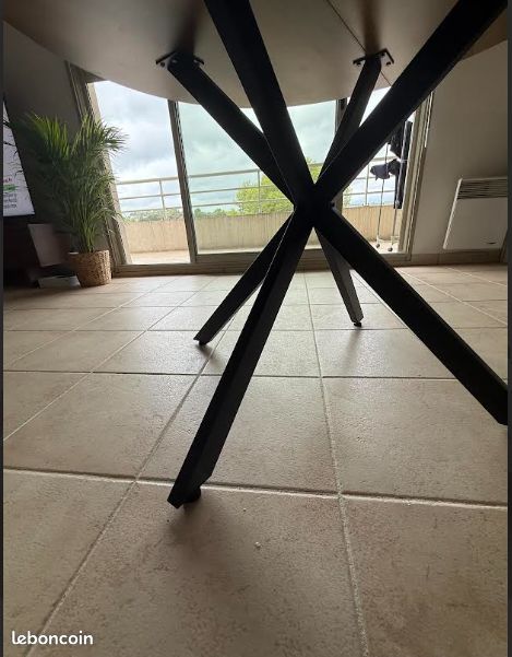 Table à manger ronde bois foncé et noir 110 cm (image 2)