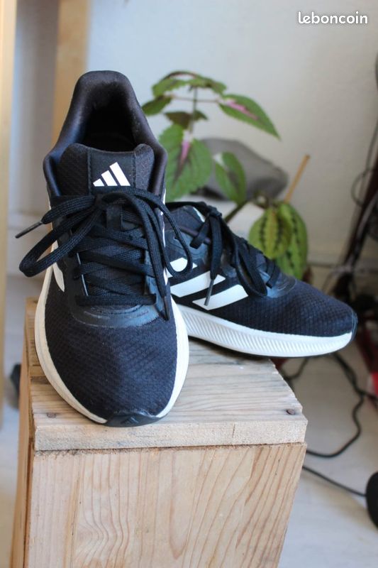 Baskets Adidas noir et blanches Running Falcon Chaussures