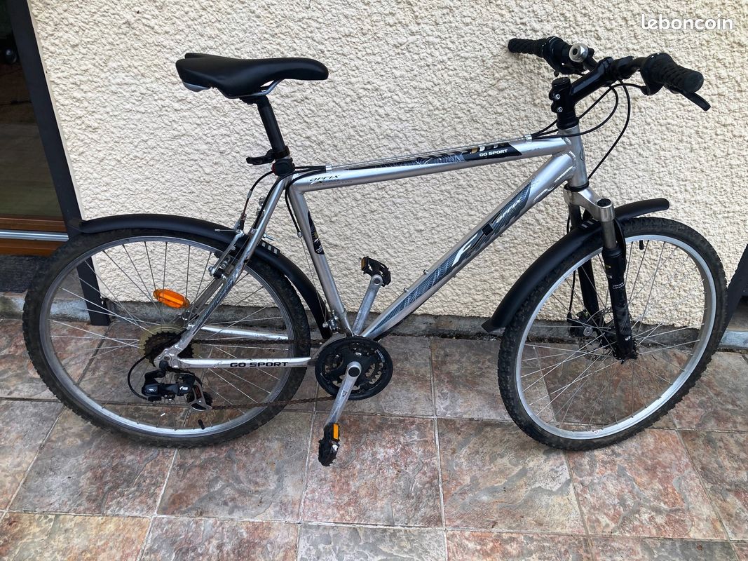 VTT GO SPORT TAILLE L-TOUT ALUMINIUM-ULTRA LEGER MIXTE POUR 1M65 à1M85-ROUES 26Pouces-FREIN à DISQUE AVANT-21 Vitesses-SUSPENTION AVANT CONFORT-lumières LEEDS NEUVES-GARDE DE BOUE-révisé par mes soins (image 3)