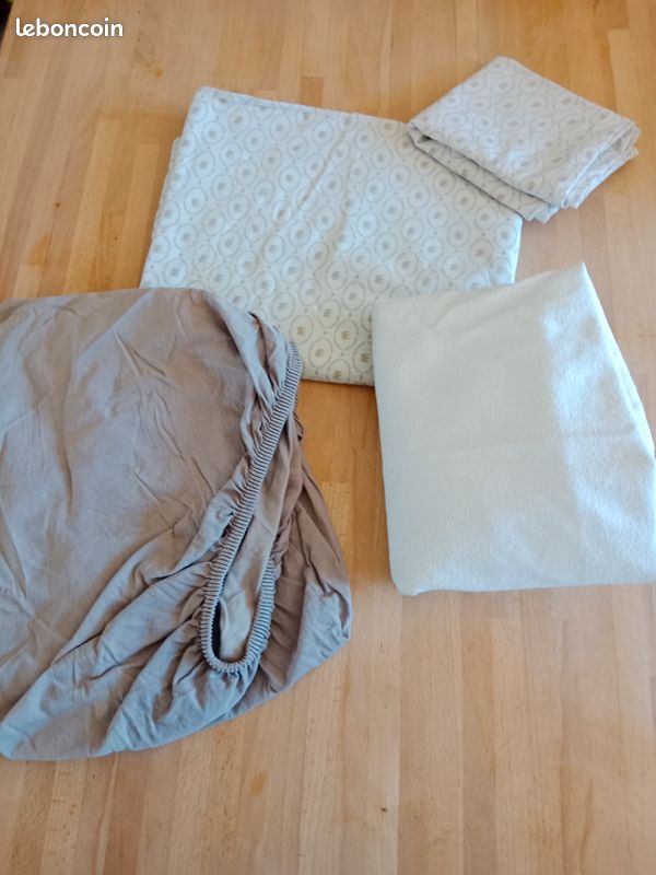 Parure draps bébé et une alèse plastifiée (image 1)