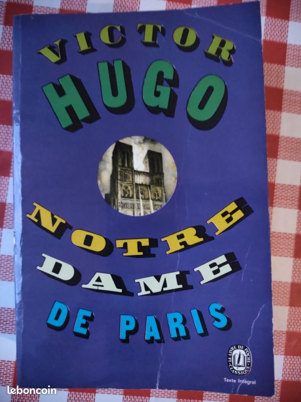Notre Dame de Paris de Victor Hugo Livre de poche 1698 1699 1700 texte intégral (triple volume) (image 1)