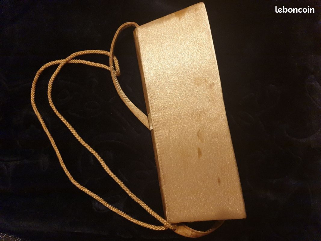 Sac à main pochette de soirée en bandoulière dorée en satin (image 3)