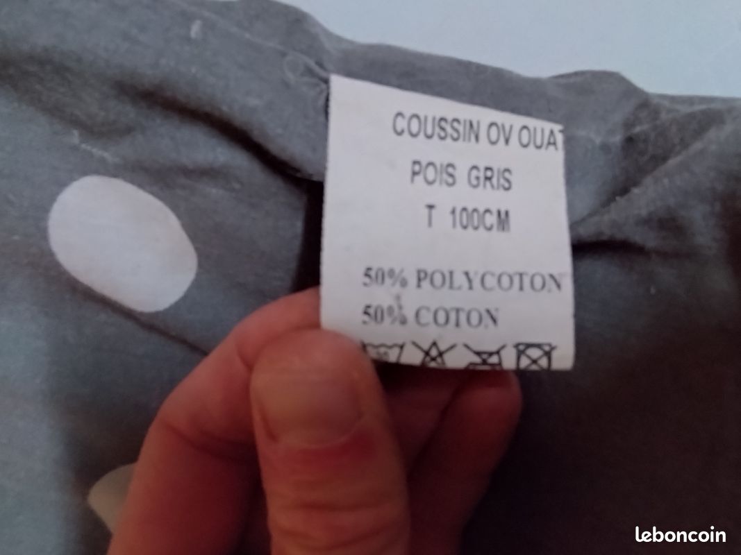 Coussin ovale molletonné gris à pois blancs pour chien - 59x100cm (image 3)
