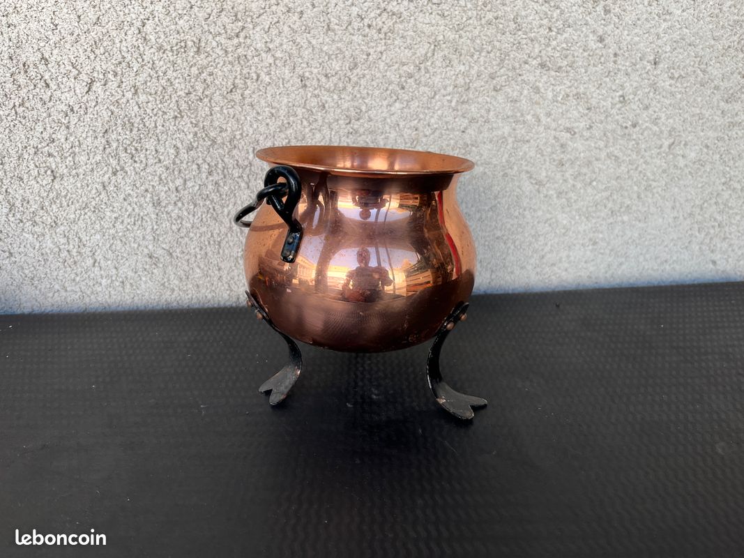 Petit chaudron décoratif en cuivre sur trépied (image 1)