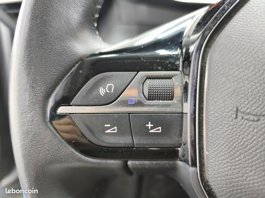 PEUGEOT 2008 1.2i ESSENCE 12V S&S 100 CV Allure Pack / KEYLESS / SUIVIE COMPLET / GPS / CAMERA RECUL / GARANTIE (image 14)