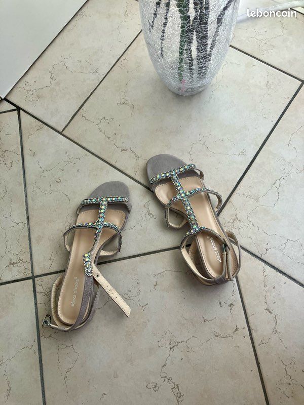 Chaussures à petits talons avec strass T.40 (image 8)