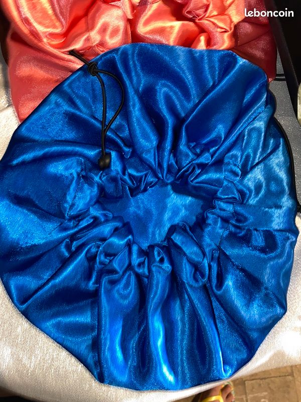 Bonnet en satin (image 1)