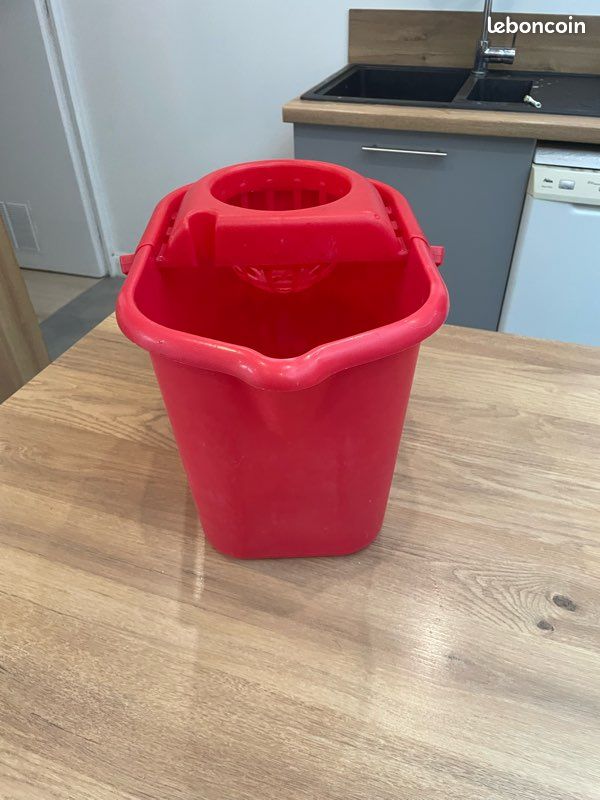 Seau rectangulaire rouge en plastique 12 L (image 5)