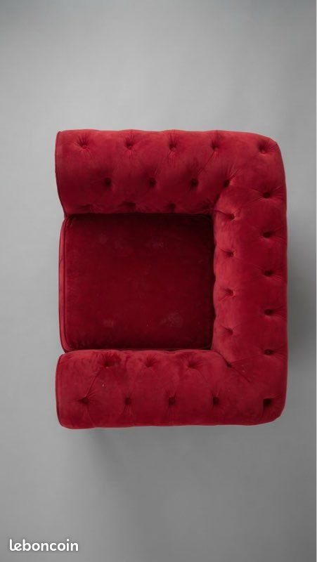 Titre de l'annonce : Magnifique fauteuil Chesterfield rouge en velours Description : Je vends ce superbe fauteuil de style Chesterfield en velours rouge, élégant et très confortable. Caractéristiques (image 2)