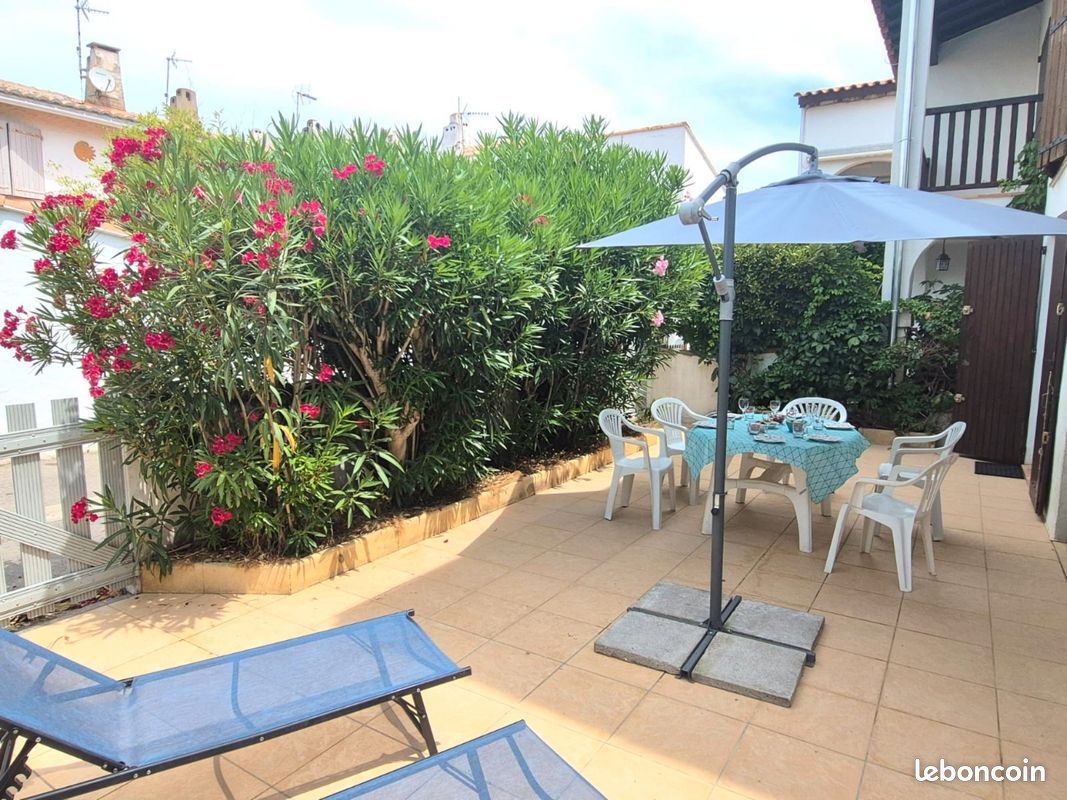 Appartement plein pied avec grande cour privative végétalisée au calme et au centre des Saintes (image 2)